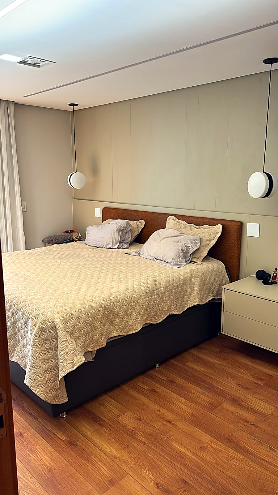 Quarto planejado com cabeceira moderna