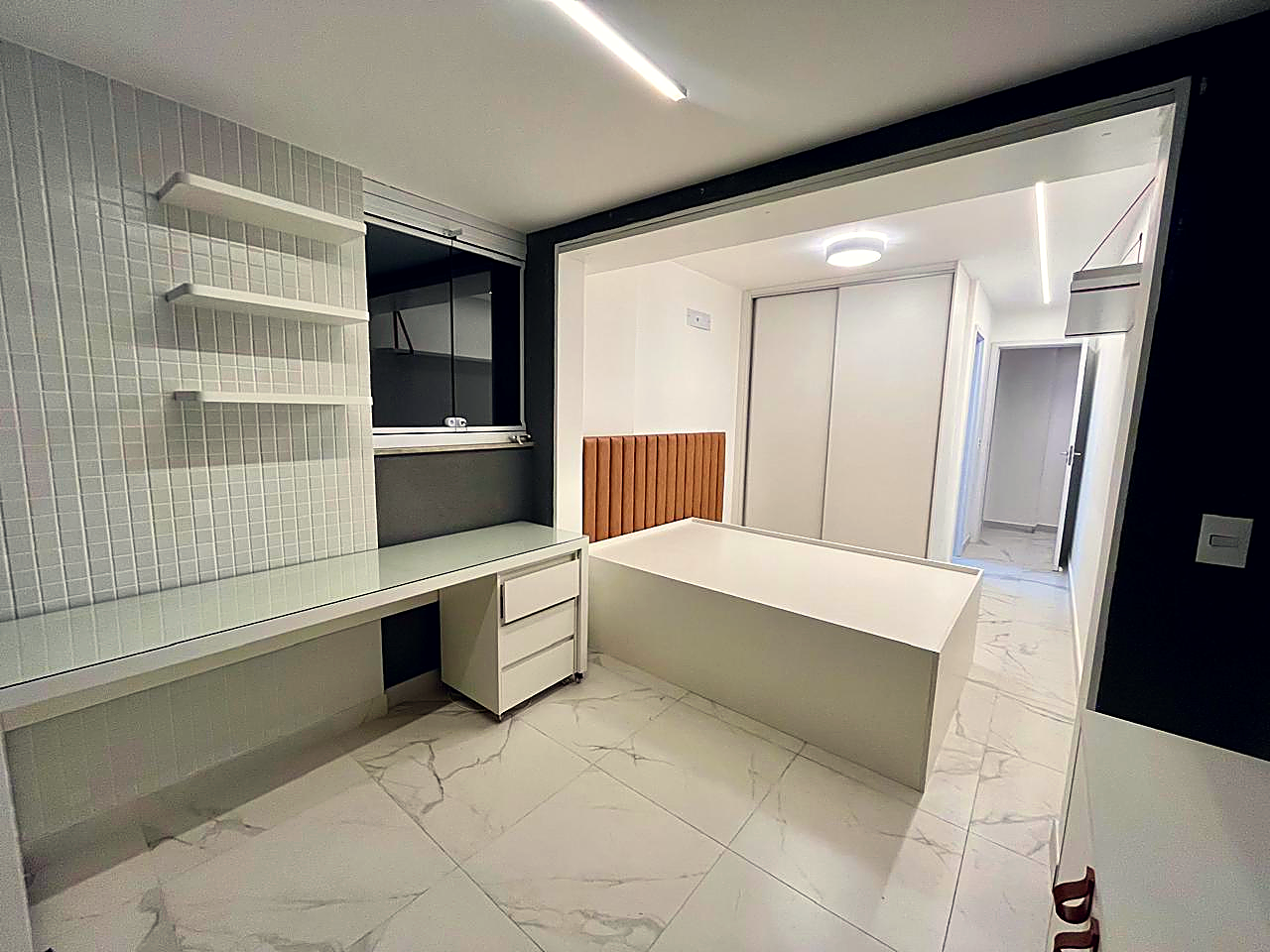 Closet planejado com iluminação embutida